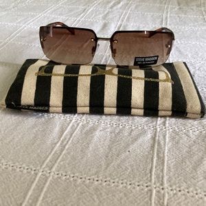 Steve Madden Sunglasses and Sunglasses case🖤🤍